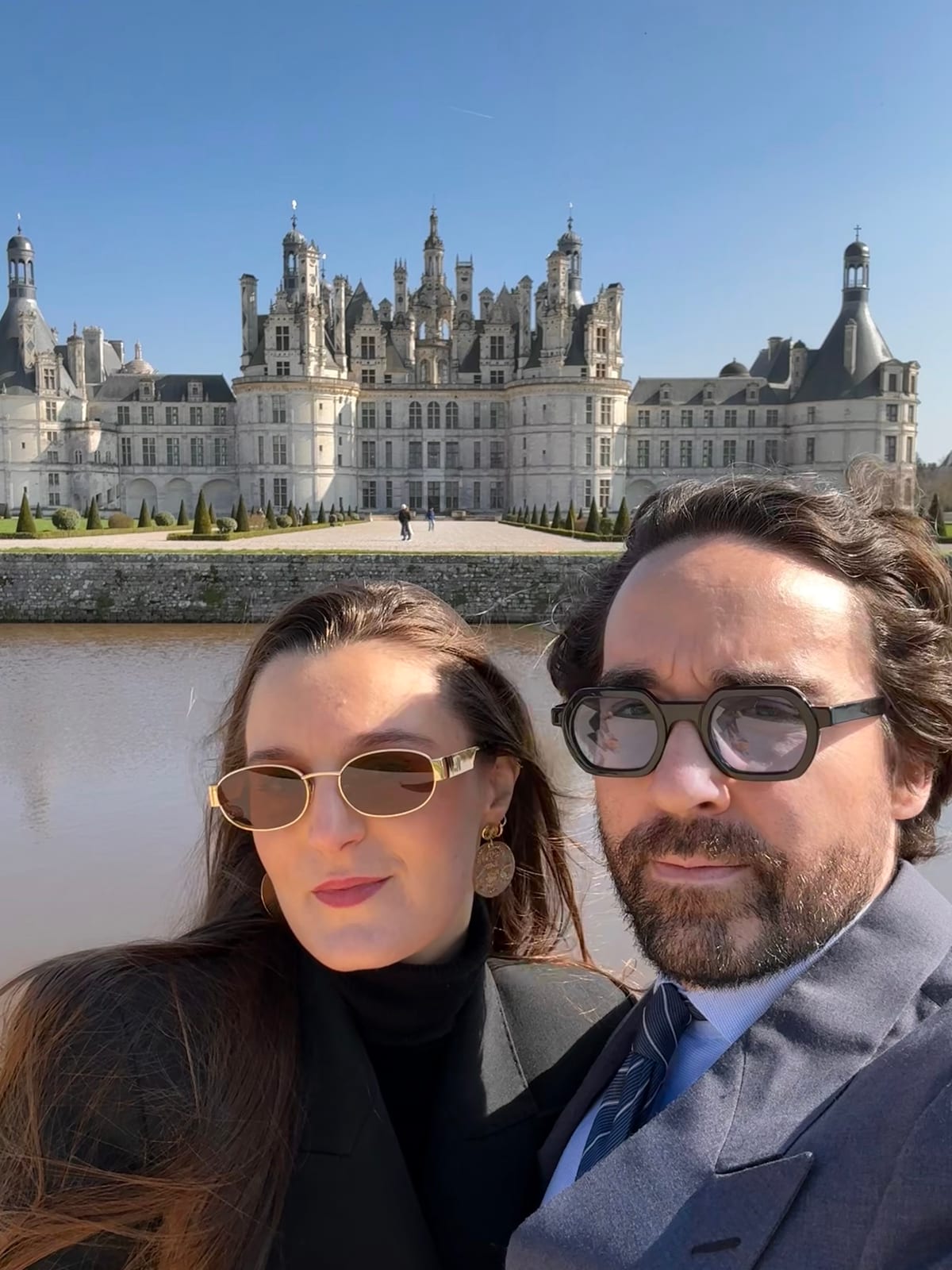 Manon et Julien devant un château de la Loire